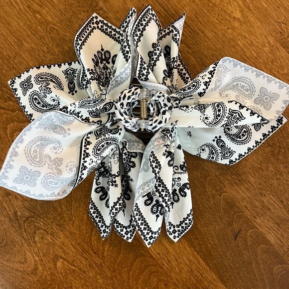 Elegant Black and White Paisley Hair Scarf Claw Clip New In Package - Picture 4 of 5